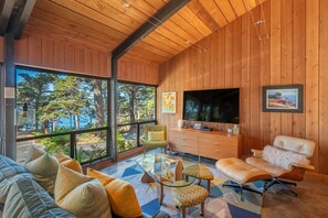 TV with a view. This comfy spot faces the roaring (or calm) Pacific Ocean. 