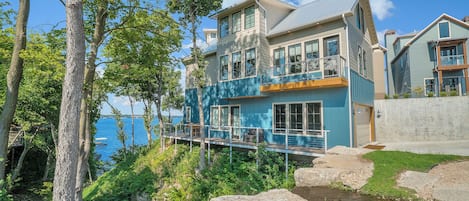 Lakefront & waterfall views