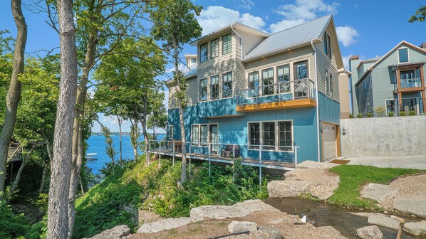 Lakefront & waterfall views