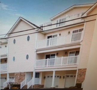 5 Bdrm/3.5 Bath 4-Story Townhome W/Pool-2 Blocks to Beach, Boardwalk & Conv Ctr