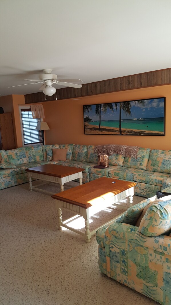 3rd Floor large great room for family gathering! Enormous QU sleeper sofa couch!