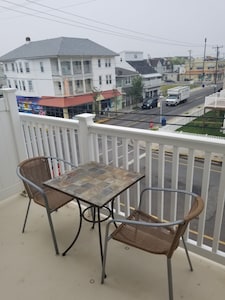 5 Bdrm/3.5 Bath 4-Story Townhome W/Pool-2 Blocks to Beach, Boardwalk & Conv Ctr