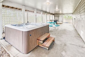 surf-or-sound-realty-crab-louie-557-hot-tub
