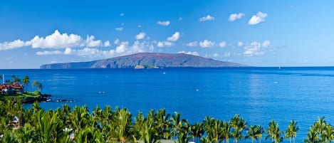 Stunning views of the ocean and Molokini and Kahoolawe islands from your unit