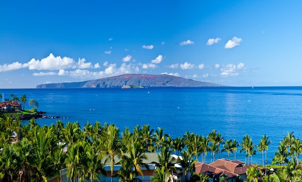 Stunning views of the ocean and Molokini and Kahoolawe islands from your unit