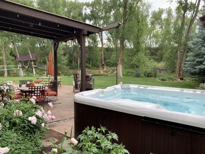 Hot tub and al fresco dining 