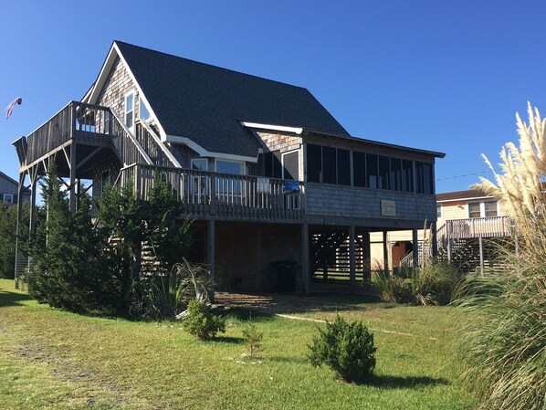 Enjoy a relaxing vacation in this cozy beach house!
