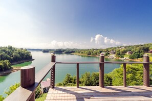 Cedar Cove Cinema - Mountain and Lake Views = Serenity!