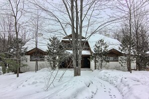 Sleeps 16 TRUE SLOPE SIDE, renovated. 
