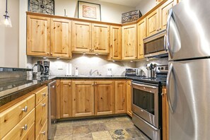 Fully stocked kitchen, granite counters, stainless appliances