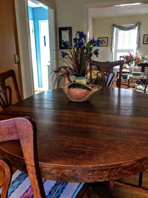 Dining room table that seats 6 