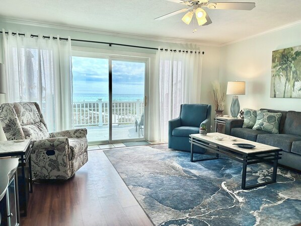 Relaxing living area reflects the colors of the beach 