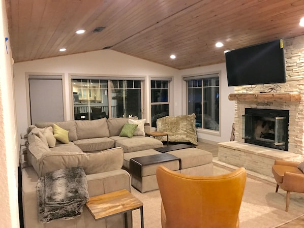 Family room seats a crowd! Lake views, fireplace, tv-- relax!