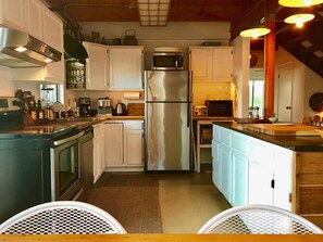 Kitchen, fully equipped.