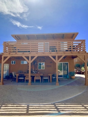 Great outdoor dinning with lots of seating.