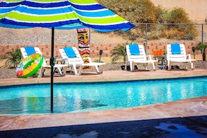 baja shelf pool with umbrella hole