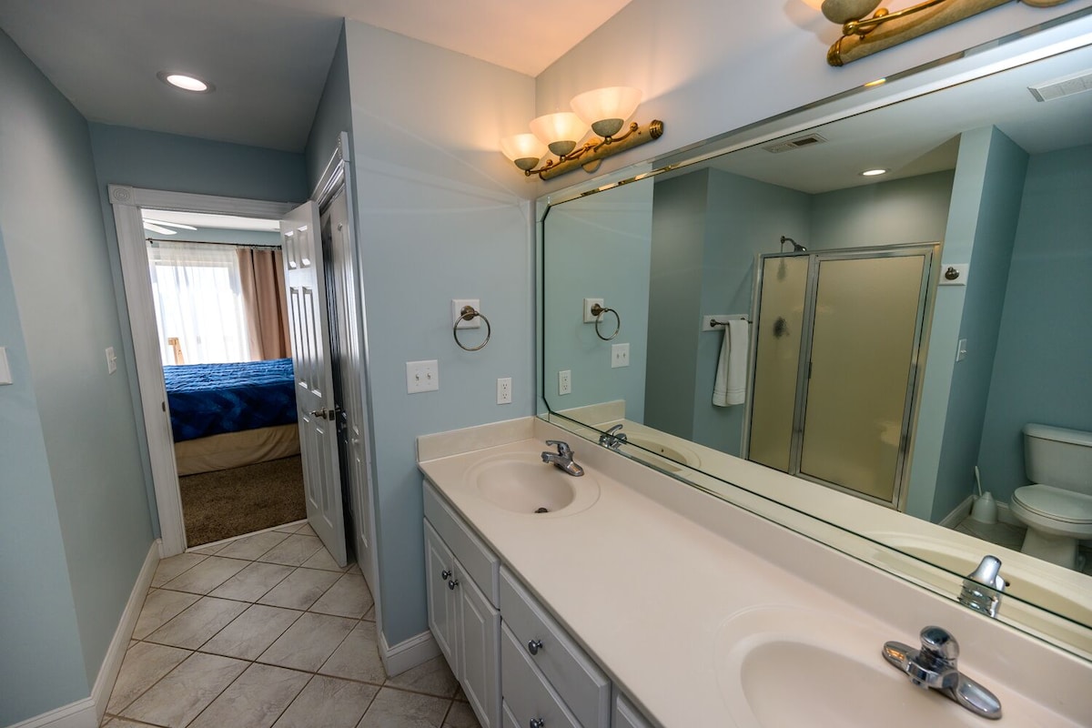 Dog friendly-7 BR Oceanfront, Private Pool & Hot Tub. Walk to Restaurants/Bars!