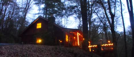 Welcome to Mystic Mountain Hideaway just 2.5  Miles from  from Downtown Helen! 