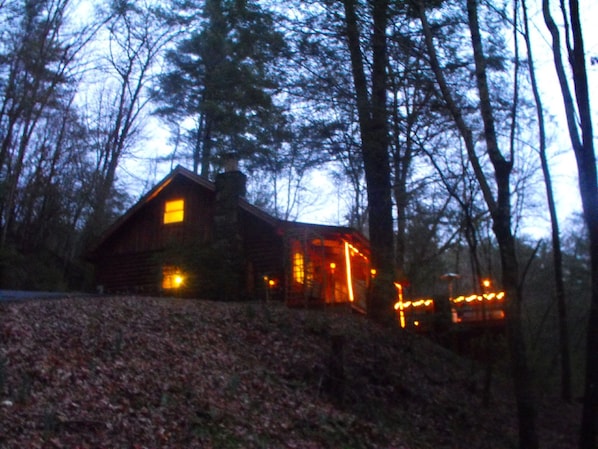 Welcome to Mystic Mountain Hideaway just 2.5  Miles from  from Downtown Helen! 