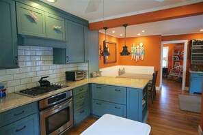 Kitchen w/Gas Cooktop