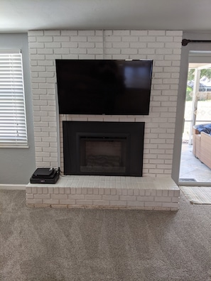 Livingroom: Electric Fireplace and TV