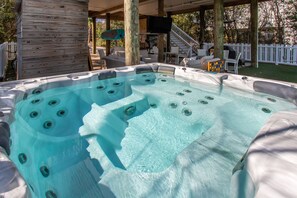 Outdoor spa tub