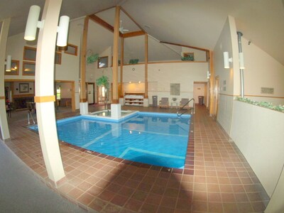 Trail Creek ski home/walk to lift 2bedroom+ 2bath+hot tub pool LOFT