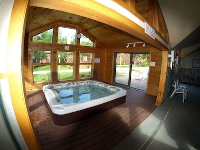 Trail Creek ski home/walk to lift 2bedroom+ 2bath+hot tub pool LOFT