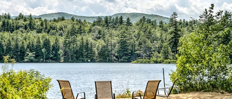 Relaxation by the water and the firepit