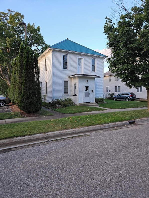 208 Mason St