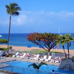 Whaler pool directly next to the beach walk with ocean view!