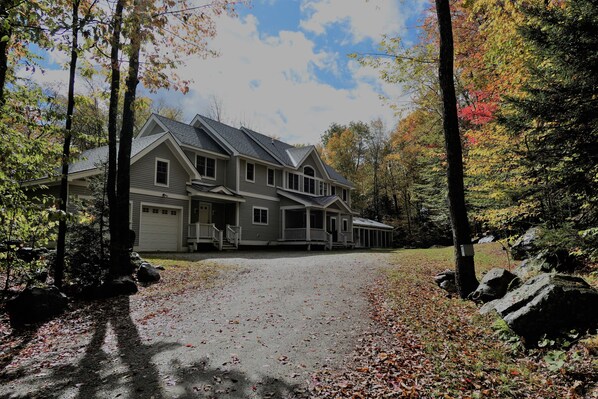 5 Bed Rm, Indoor Pool, Hot-tub, walk to  Lift. Perfect family vacation.