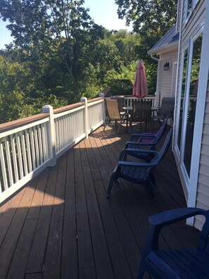 Large two level deck with plenty of seating to enjoy the view!