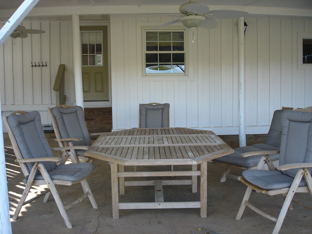 Servants’ Cottage on 600 Acre Working Horse/Cattle Estate