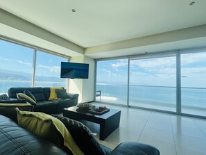 3,300 sq ft home!  Corner unit with 180 degrees view.  Central location!