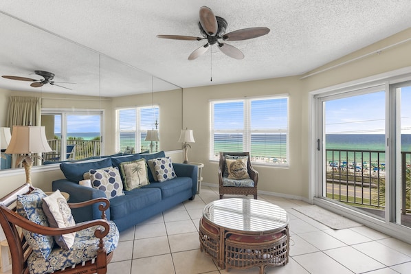 Inviting Living Room w/Gorgeous Panoramic View of the Gulf