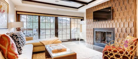 Livingroom with  fireplace and direct view to ski slopes