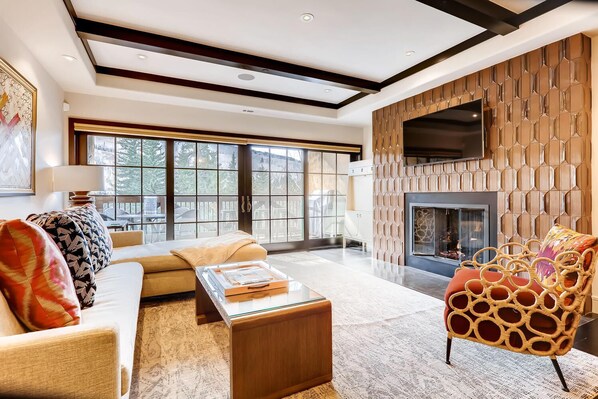 Livingroom with  fireplace and direct view to ski slopes