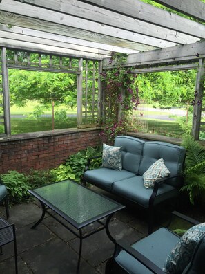 Front Flag stone patio - seats 5