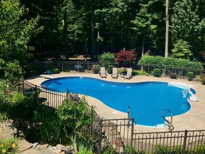 Spacious 4 Bedroom Family House With Pool ~ 25 Acres Of Forest In The Backyard