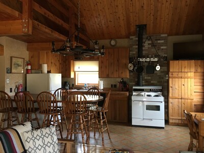 1400 sqft Cabin 30 Miles from Yellowstone Fit For Hunters and Travelers!