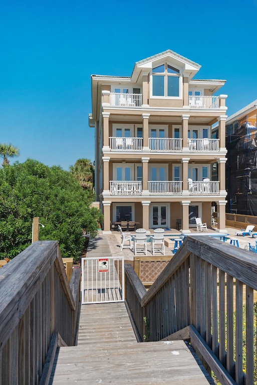beach buck destin/beachfront/8 bds/9 ba/1/2 bath/priv pool  hot tub  tiki  bar  destin