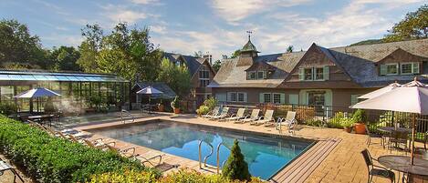 Heated Pool, with hot tub year round 