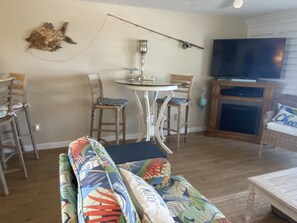 Living area, dining area w electric fireplace