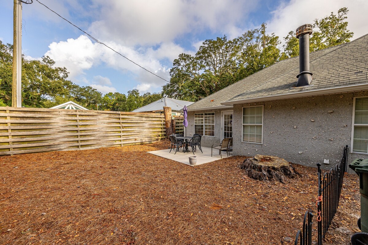 One level, pup-friendly and spacious 3 bed/2 bath home – South End of SSI