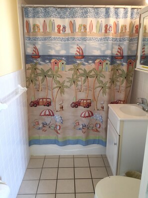 1 Bathroom with Shower and tub.