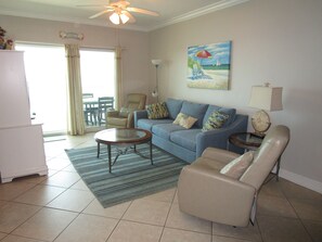 Living room and access to the balcony/ view of the beach
