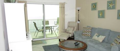 Living room and access to the balcony/ view of the beach
