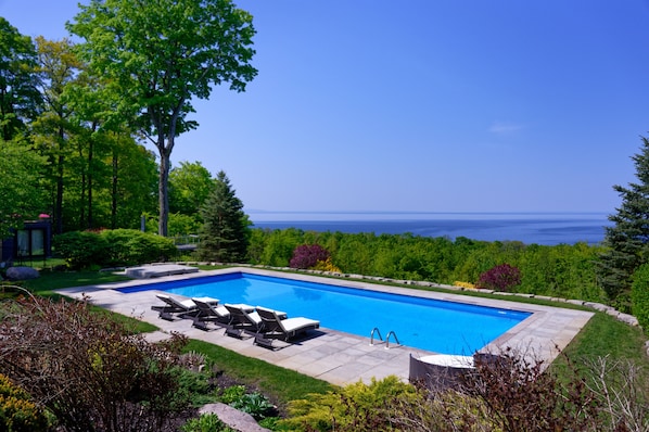 22 acre resort with spectacular views over Georgian bay