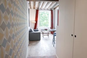 Apt. COSY4 - Latin Quarter - Paris - The living area from the entrance